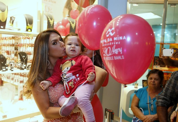 Nicole Bahls beija bebê durante lançamento de sua coleção de bijuterias (Foto: Delson Silva/AgNews)