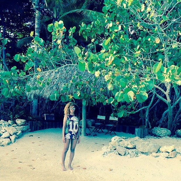 Beyoncé posa de óculos e shortinho (Foto: Instagram/ Reprodução)