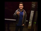 André Marques mostra silhueta fininha em ‘selfie’ no elevador
