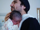 Nicola Siri posa com a filha recém-nascida, Maia