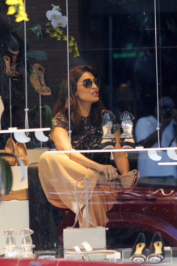 Juliana Paes faz compras em loja no RJ (Foto: JC Pereira/AgNews)