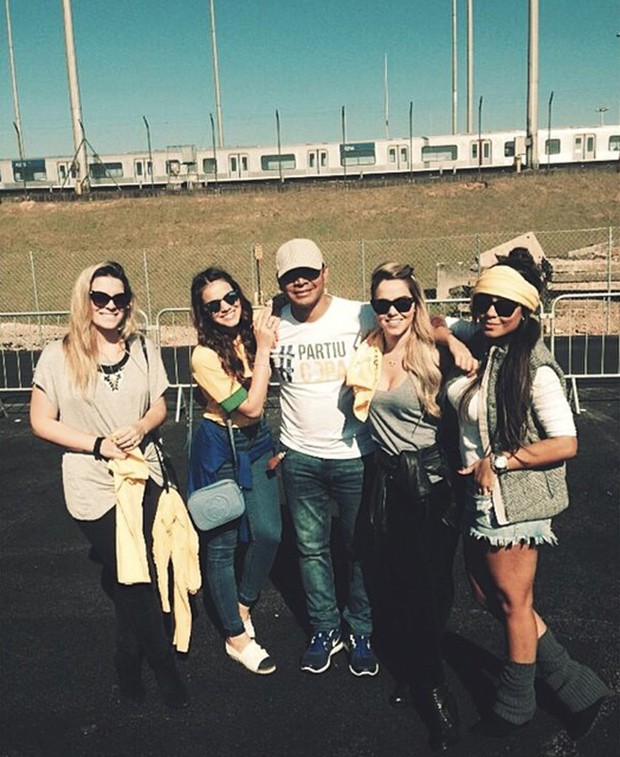 Bruna Marquezine com a família e amigos de Neymar (Foto: Instagram / Reprodução)
