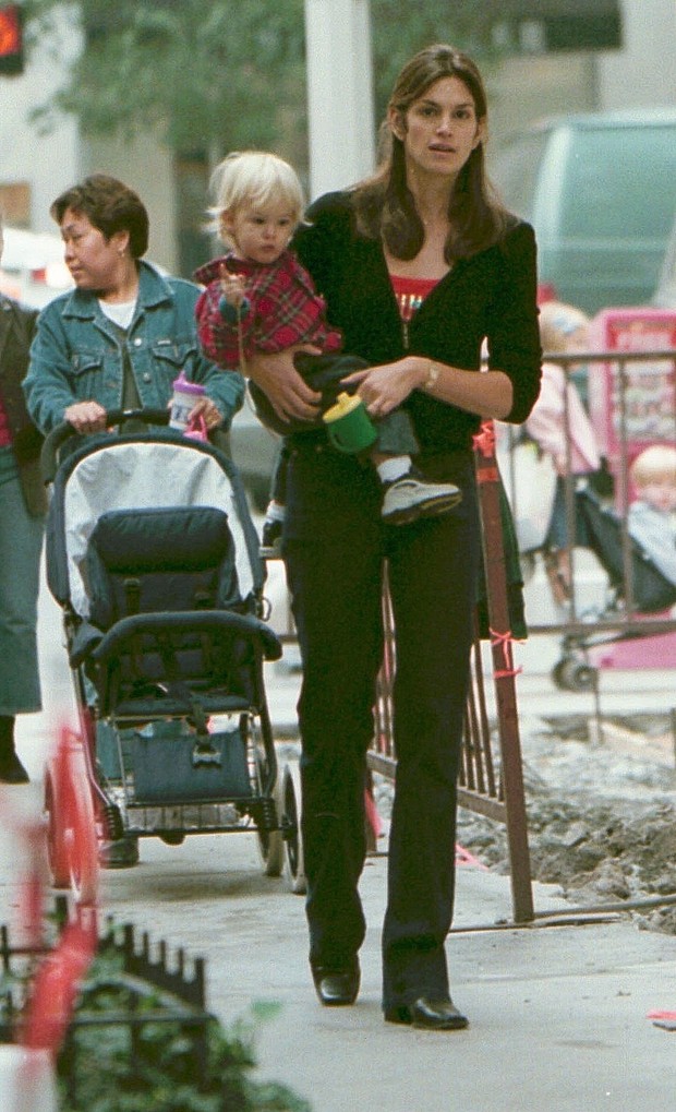 Cindy Crewford em 2000, em Nova York, com o filho (Foto: Getty Images)