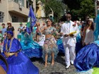Cynthia Howlett exibe barriga sarada como porta-bandeira de bloco carioca
