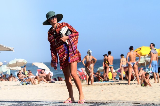 Carolina Ferraz  na praia do Leblon, RJ (Foto: Wallace Barbosa/AgNews)