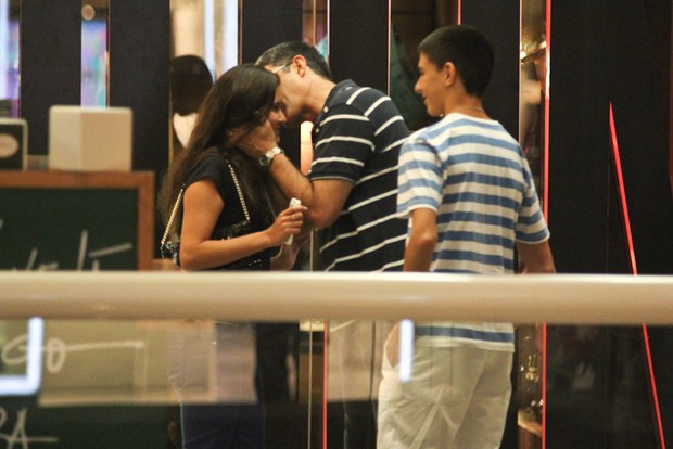 William Bonner beija a filha em shopping no Rio (Foto: Derick Abreu/ Foto Rio News)