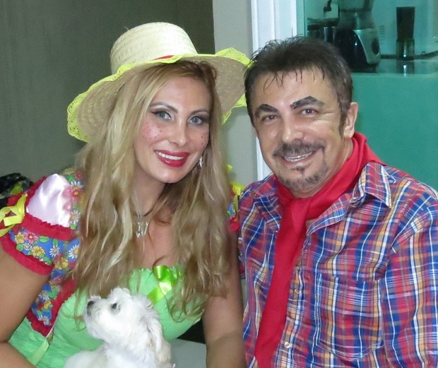 Ângela Bismarchi com o marido Wagner em festa junina no Rio (Foto: Divulgação)