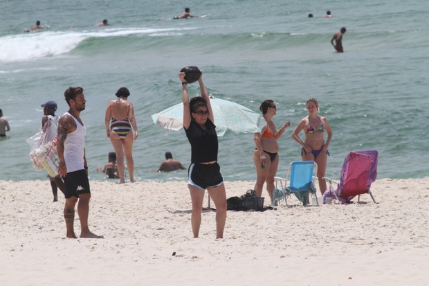Giovanna Antonelli faz exercícios na praia (Foto: Wallace Barbosa/AgNews)