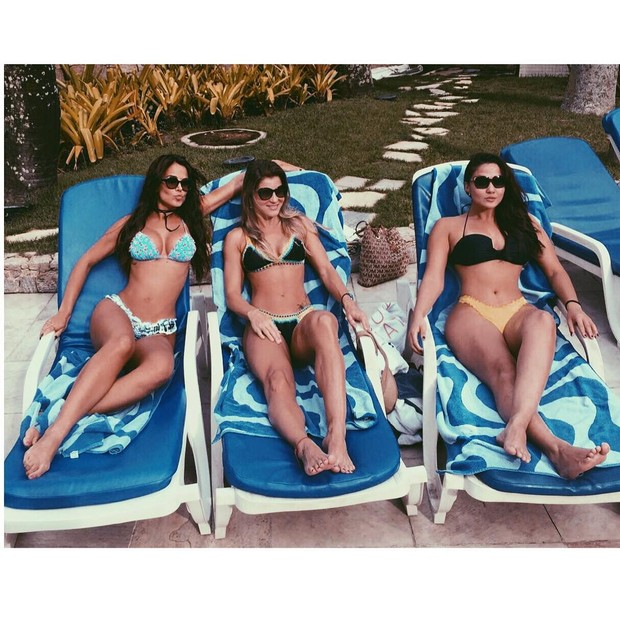 Robertha Portella posa de biquíni com amigas (Foto: Reprodução / Instagram)