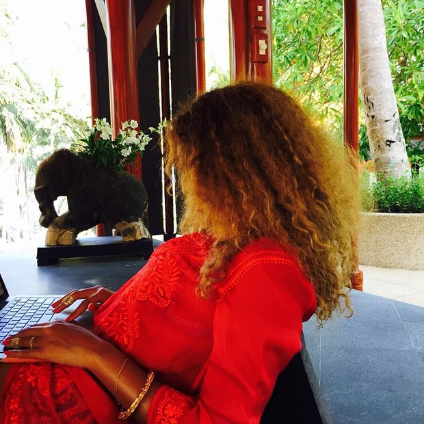 Beyoncé posa com a mão na barriga (Foto: Instagram/ Reprodução)