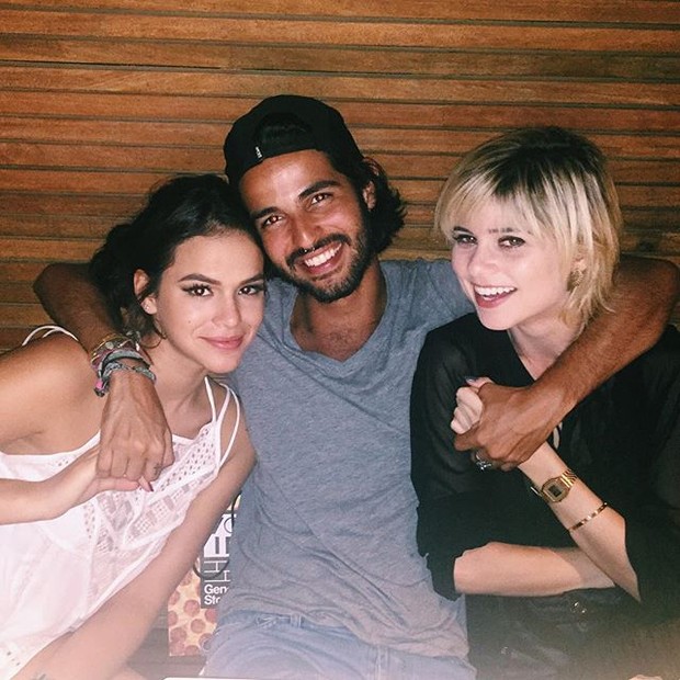 Bruna Marquezine, André Nicolau e Julianne Trevisol durante jantar (Foto: Instagram/ Reprodução)