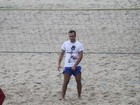 Roger Flores é clicado em momento indiscreto em jogo de vôlei na praia