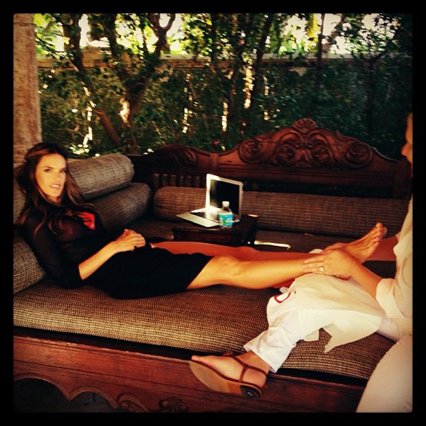 Alessandra Ambrósio posta foto recebendo massagem nos pés (Foto: Instagram / Reprodução)