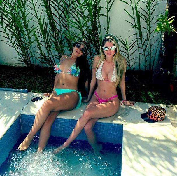 Barbara Evans e amiga aproveitando domingo de sol (Foto: Instagram / Reprodução)