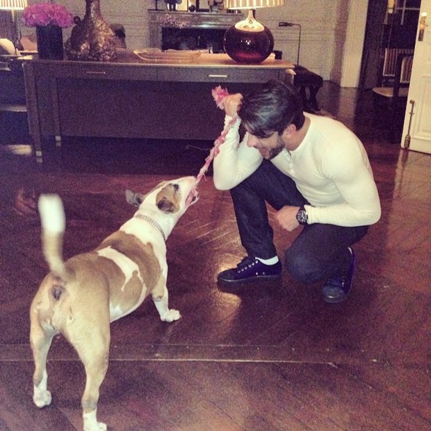 Harry Louis brincando com a cachorra do Marc Jacobs (Foto: Instagram / Reprodução)