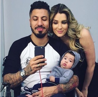 Fernando Medeiros e Aline Gotschalg com o filho (Foto: Reprodução/Instagram)