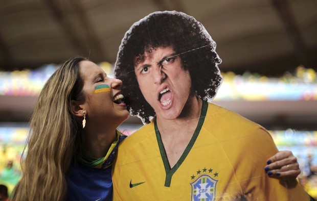 Fã beija totem de David Luiz (Foto: REUTERS/Ueslei Marcelino)