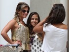 Babi Rossi posa com fãs em aeroporto no Rio