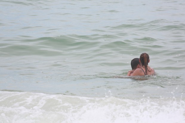 Cauã Reymond e namorada na praia (Foto: agnews)