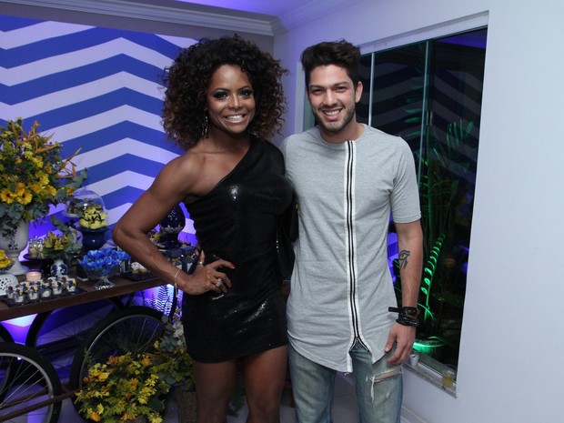 Adriana Bombom e o ex-BBB Luiz Felipe em festa na Zona Oeste do Rio (Foto: Marcos Ferreira/ Brazil News)