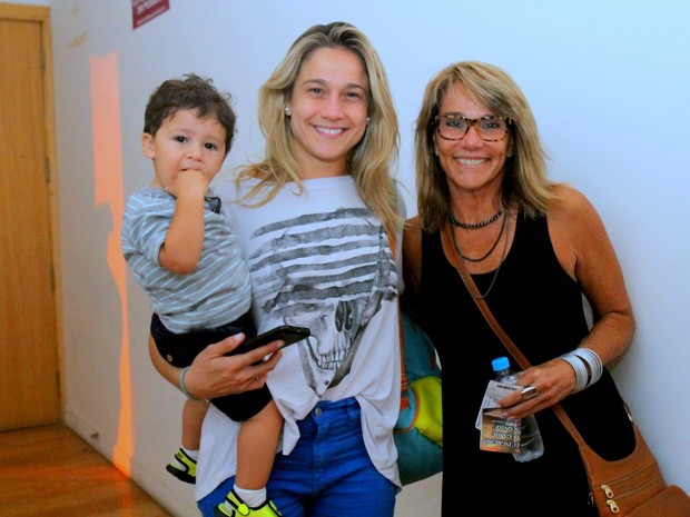 Fernanda Gentil com o filho, Gabriel, e a mãe, Martha Machado, em peça infantil no Rio (Foto: Daniel Delmiro/ Ag. News)