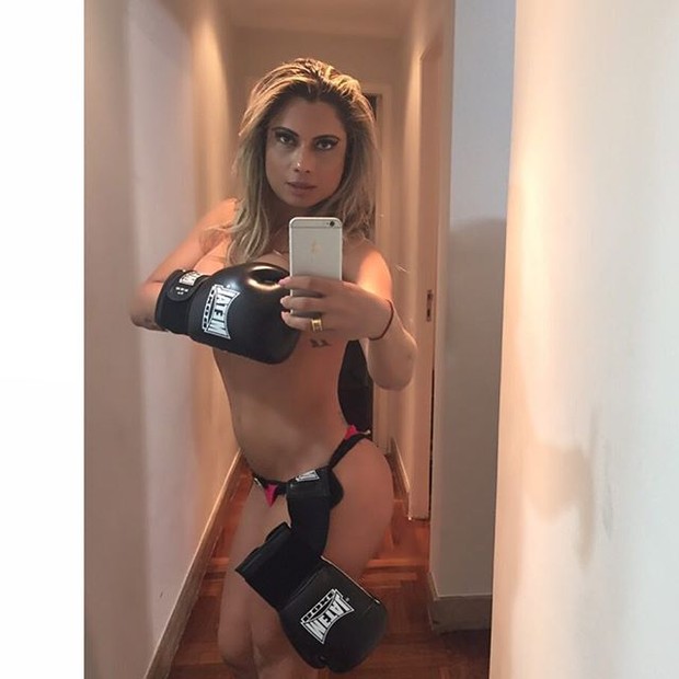 Dani Sperle posa para selfie fazendo topless (Foto: Instagram/ Reprodução)