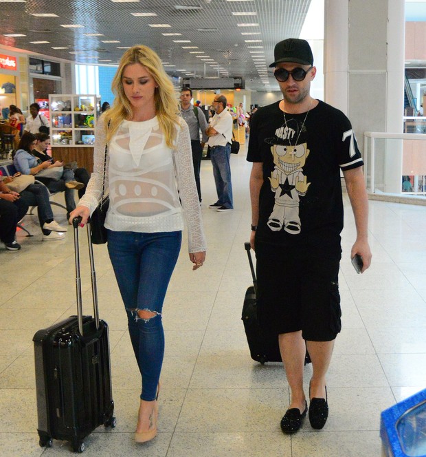 Fiorella Mattheis no aeroporto Santos Dumont, no Rio (Foto: William Oda/AGnews)