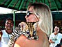 Karen Kounrouzan sorri com filhote de felino no colo