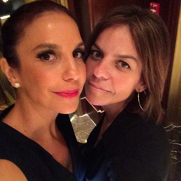 Ivete Sangalo com a irmã Cynthia Sangalo em restaurante em Nova York, nos Estados Unidos (Foto: Instagram/ Reprodução)