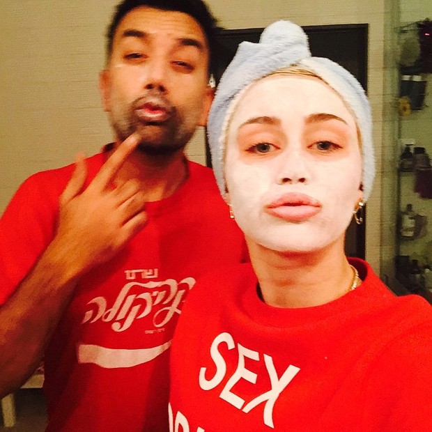 Miley Cyrus com creme no rosto (Foto: Instagram)