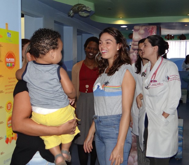 Isis Valverde na visita ao Hospital Federal dos Servidores do Estado (Foto: Divulgação)