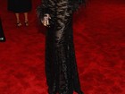 Anne Hathaway aparece loira e com vestido ousado em baile de gala