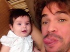 Ex-BBB Rodrigo faz selfie com a filha