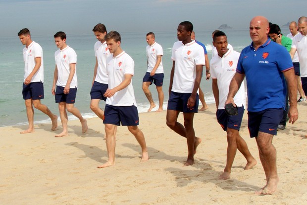 Jogadores da Holanda na Praia de Ipanema na Zona Sul do Rio de Janeiro (Foto: Delson Silva e J. Humberto/AgNews)
