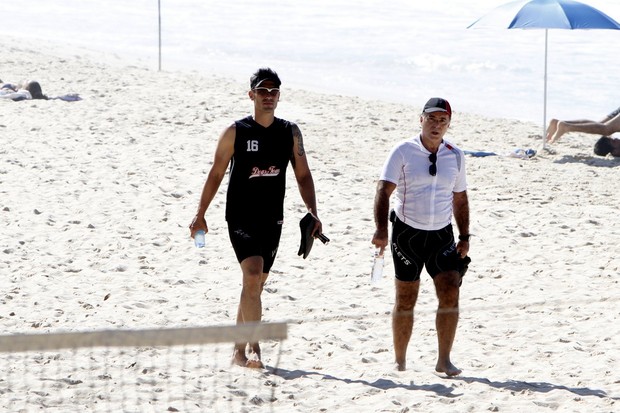 Tony Ramos caminha nas areias da praia do Leblon, RJ (Foto: Gil Rodrigues/ FotoRio News)