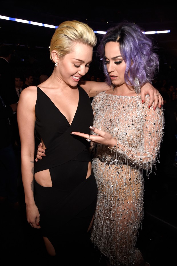 Miley Cyrus e Katy Perry no Grammy 2015 (Foto: Getty Images)