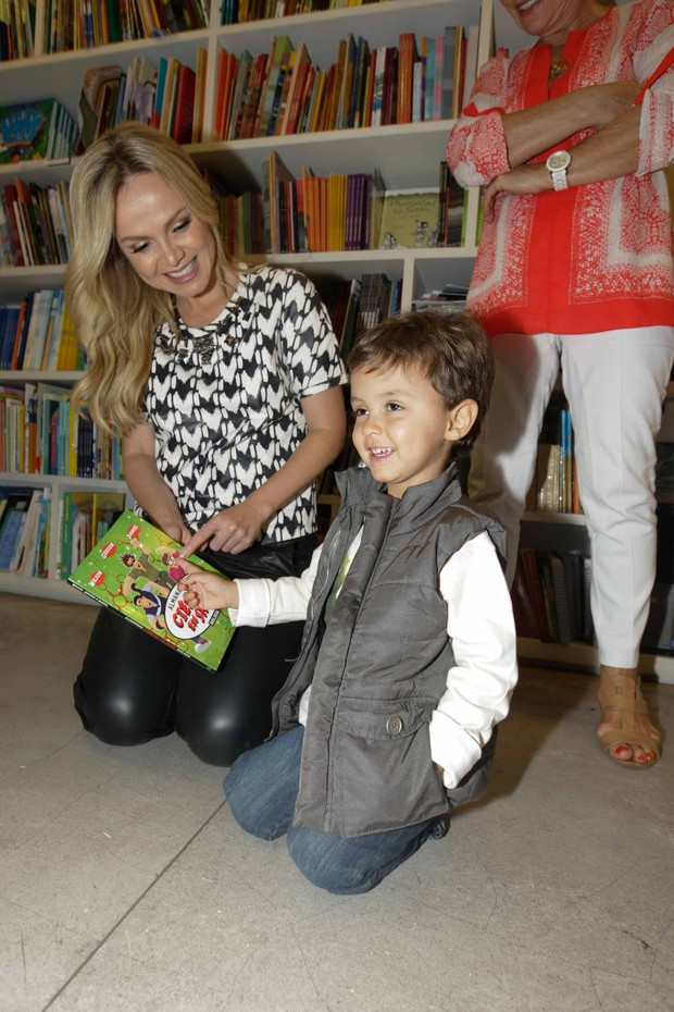 Eliana leva filho em lançamento de livro em SP (Foto: Leo Franco / Agnews)