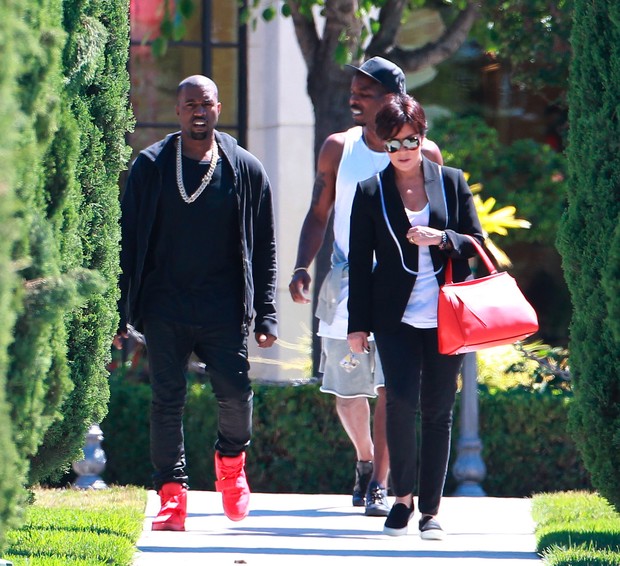 X17 - Kanye West com Kris Jenner, mãe de Kim Kardashian, em Los Angeles, nos Estados Unidos (Foto: X17/ Agência)