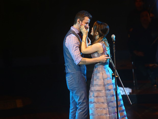Sandy e Lucas se beijam em show em São Paulo (Foto: Iwi Onodera/ EGO)