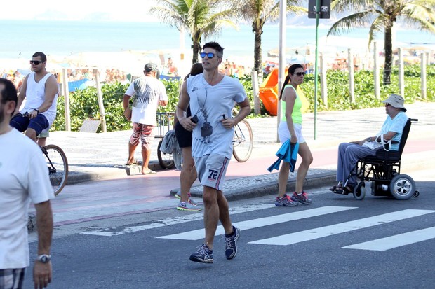 Reynaldo Gianecchini corre na orla (Foto: JC Pereira / AgNews)