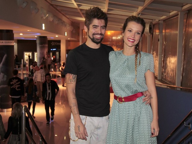 Juliana Didone e o namorado em pré-estreia no Rio (Foto: Isac Luz/ EGO)