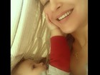 Claudia Leitte posta foto ganhando carinho do filho Rafael: 'Bom dia'