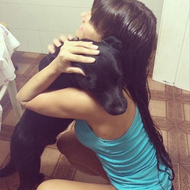 Carol Dias e cachorrinho (Foto: Instagram / Reprodução)