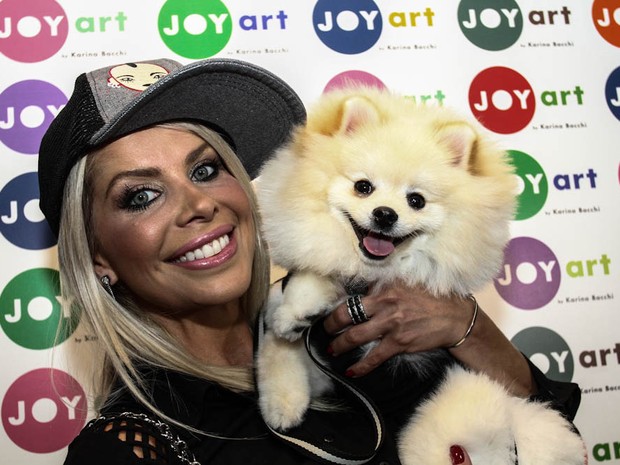Karina Bacchi com seu cachorrinho em evento em São Paulo (Foto: Cláudio Augusto/ Foto Rio News)