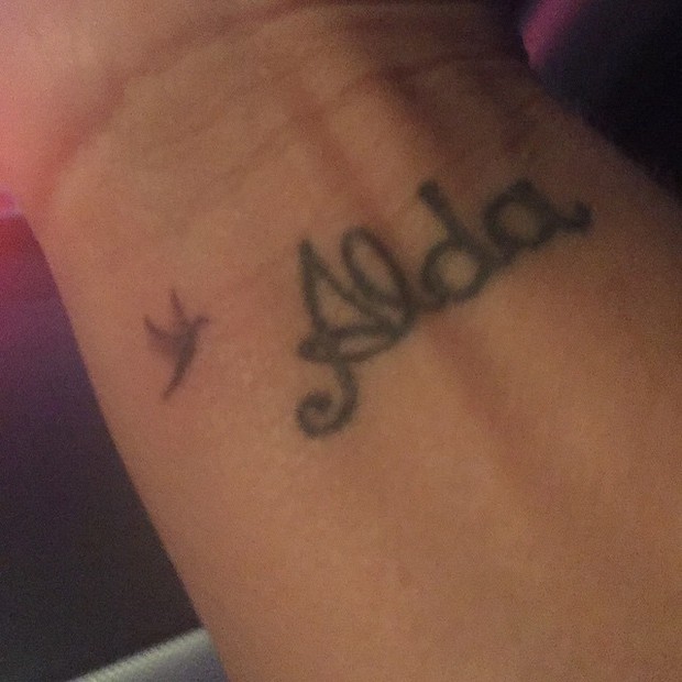 Xuxa exibe tatuagem em homenagem à mãe, Alda (Foto: Instagram/ Reprodução)