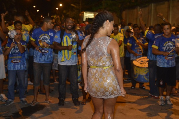 Juliana Alves em ensaio de rua da Unidos da Tijuca no Rio (Foto: André Muzell / Ag. News)