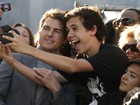 Tom Cruise vai pra galera e tira fotos com fãs em première