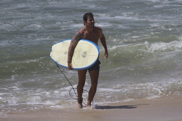 Juliano Cazarré surfando no Rio (Foto: Dilson Silva/Agnews)