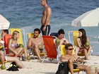 Fred curte dia de sol com amigos em praia do Rio