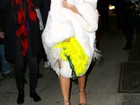 Lady Gaga usa peruca loira e casaco de pele em gravação em Nova York
